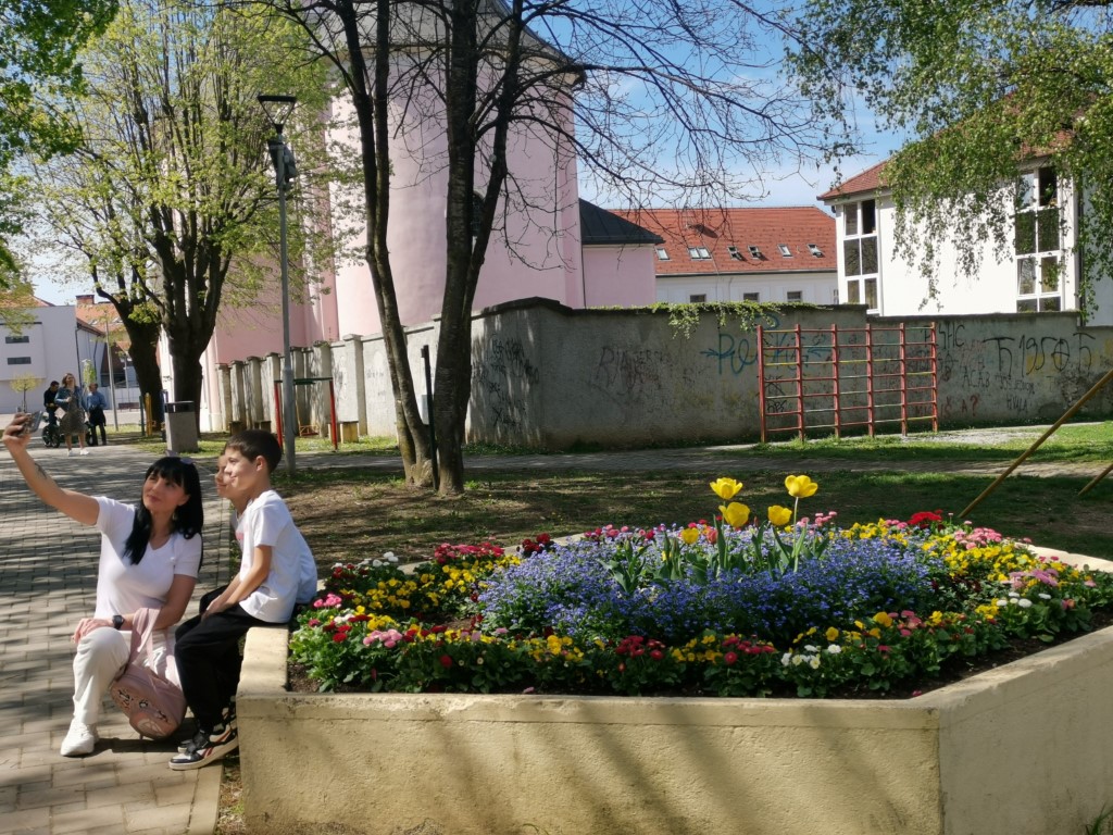 Proljetno šarenilo požeških cvjetnih gredica